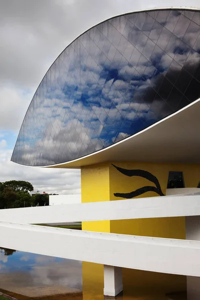 Curitiba, Parana/Brezilya- 23 Aralık 2017: Curitiba, Parana, Brezilya'daki Oscar Niemeyer Müzesi'nin (Mon) modern mimarisinin güzel manzarası. Yapının göz şeklinde bir.