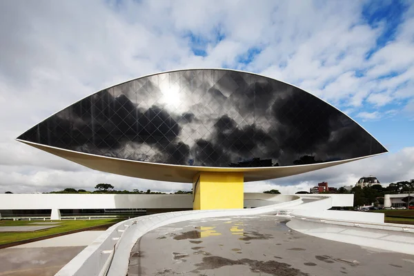 クリチバ パラナ ブラジル 2017年12月23日 ブラジル パラナ クリチバのオスカーニーマイヤー博物館 の近代建築の美しい景色 構造は目の形をしている — ストック写真