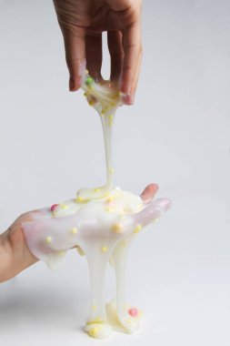 ışık arka plan üzerinde kişi ve çocuksu balçık kısmi görünümü