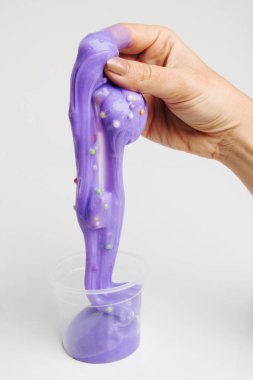 ışık arka plan üzerinde kişi ve çocuksu balçık kısmi görünümü