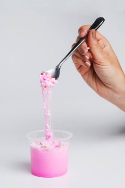 ışık arka plan üzerinde kişi ve çocuksu balçık kısmi görünümü