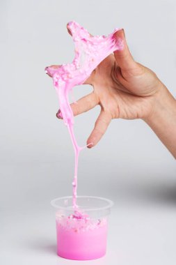 ışık arka plan üzerinde kişi ve çocuksu balçık kısmi görünümü