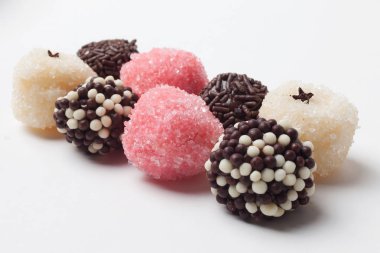 Geleneksel Brezilya tatlıları yakın çekim - brigadeiros - arka planda