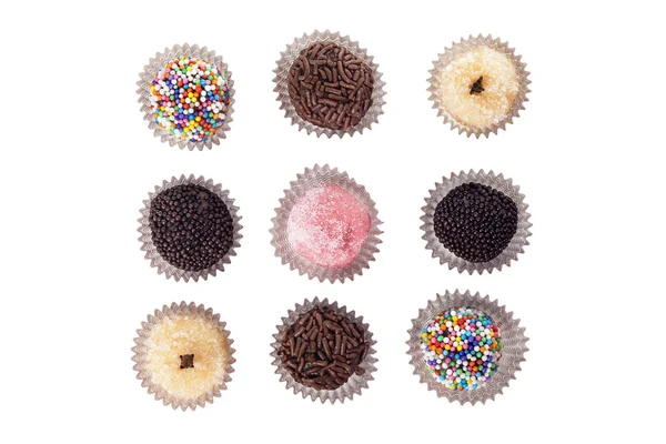 Geleneksel Brezilya tatlıları üst görünümü - brigadeiros - beyaz arka plan üzerinde izole