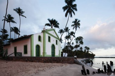 Güzel görünümü (Capela de So Benedito) St Benedict ve Carneiros Beach Şapel (Praia dos Carneiros), Pernambuco, Brezilya. Carneiros Plajı Laik Şapeli. Palmiye ağaçları ile plajda Kilise. 