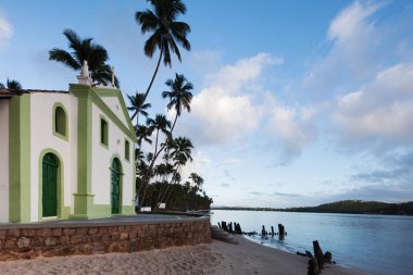 Güzel görünümü (Capela de So Benedito) St Benedict ve Carneiros Beach Şapel (Praia dos Carneiros), Pernambuco, Brezilya. Carneiros Plajı Laik Şapeli. Palmiye ağaçları ile plajda Kilise. 