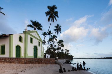Güzel görünümü (Capela de So Benedito) St Benedict ve Carneiros Beach Şapel (Praia dos Carneiros), Pernambuco, Brezilya. Carneiros Plajı Laik Şapeli. Palmiye ağaçları ile plajda Kilise. 