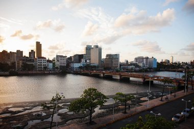 Recife, Pernambuco, Brezilya - 29 Ocak 2019: Brezilya'nın kuzeydoğu eyaleti Pernambuco'nun başkenti Recife, birçok nehri, köprüleri, adacıkları ve yarımadaları ile ayırt edilir.