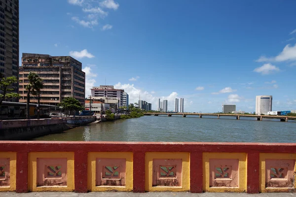 Recife - Olinda, Pernambuco, Brezilya - 29 Ocak 2019: Brezilya'nın kuzeydoğu eyaleti Pernambuco'nun başkenti Recife, birçok nehri, köprüleri, adacıkları ve yarımadaları ile ayırt edilir..