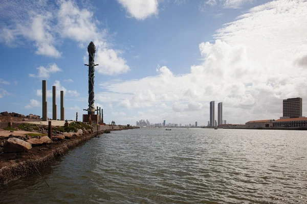 Recife Antigo, Pe, Brezilya'da Marco Zero'nun ünlü seramik dikilitaşile görünümü 