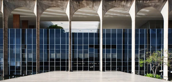 ブラジリア ブラジル 2016年11月15日 ブラジルの首都ブラジリアで有名なブラジルの建築家オスカー ニーマイヤーによって設計された司法省の建物 — ストック写真