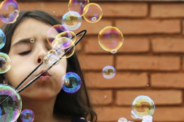 çorba kabarcıklar ile sevimli küçük kız