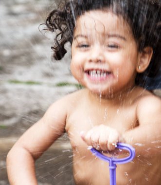 sevimli küçük kız açık havada eğleniyor 