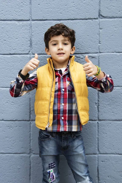 Kleiner Junge Zeigt Daumen Nach Oben Während Draußen Posiert — Stockfoto