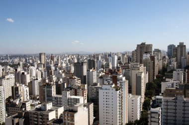 Sao Paulo, Brezilya. Güzel güneşli bir gün ve güzel gökyüzü ile Paulista Avenue çevresindeki binaların görünümü