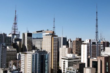 Sao Paulo, Brezilya. Güzel güneşli bir gün ve güzel gökyüzü ile Paulista Avenue çevresindeki binaların görünümü