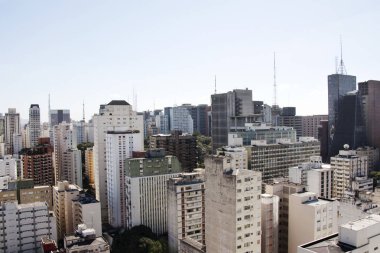 Sao Paulo, Brezilya. Güzel güneşli bir gün ve güzel gökyüzü ile Paulista Avenue çevresindeki binaların görünümü