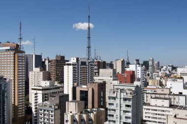 Sao Paulo, Brezilya. Güzel güneşli bir gün ve mavi gökyüzü ile Paulista Avenue çevresindeki binaların görünümü.