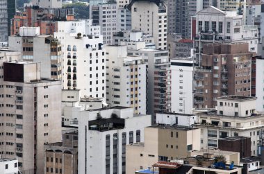 Sao Paulo şehir merkezinde binaların katmanları, Brezilya. Eski ve yeni mimari. Antik ait ve modern yapılar.
