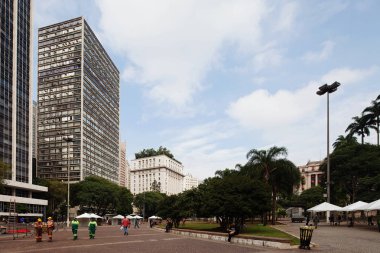 Sao Paulo, Brezilya - 25 Mayıs 2018: Şehir merkezindeki Sao Paulo binaları. Burada yaklaşık 20 milyon insan yaşıyor, üçüncü büyük metropol. Belediye binası