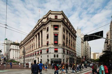 Sao Paulo, Brezilya - 25 Mayıs 2018: Şehir merkezindeki Sao Paulo binaları. Burada yaklaşık 20 milyon insan yaşıyor, üçüncü büyük metropol. Belediye Tiyatrosu binası