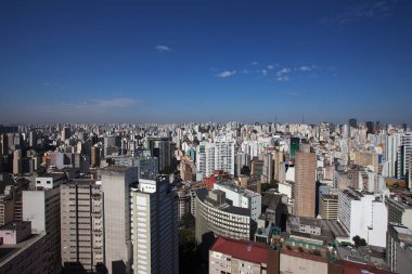 Sao Paulo, Brezilya. Güzel güneşli bir gün ve mavi gökyüzü ile Paulista Avenue çevresindeki binaların görünümü.