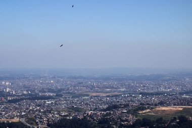 Pico do Jaragu'dan (Jaragua Tepesi) Sao Paulo'nun görünümü. Onun Serra da Cantareira (Dağ Sırası), Brezilya yer almaktadır. Havadaki kirlilik. 