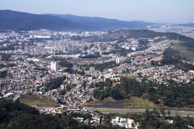 Pico do Jaragu'dan (Jaragua Tepesi) Sao Paulo'nun görünümü. Onun Serra da Cantareira (Dağ Sırası), Brezilya yer almaktadır. Havadaki kirlilik. 