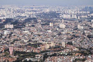 Pico do Jaragu'dan (Jaragua Tepesi) Sao Paulo'nun görünümü. Onun Serra da Cantareira (Dağ Sırası), Brezilya yer almaktadır. Havadaki kirlilik. 