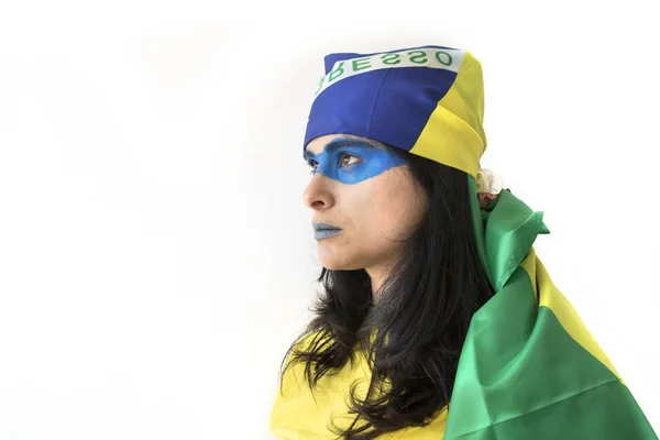 白い背景にポーズをとる女性ブラジルサッカーファン — ストック写真