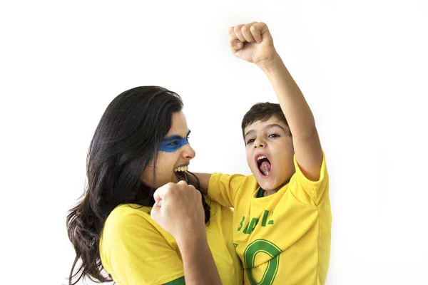 Brasil Madre Hijo Aficionados Fútbol Posando Sobre Fondo Blanco — Foto de Stock