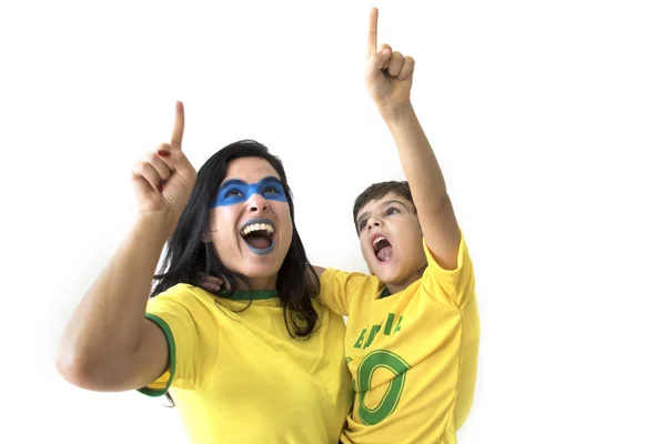 Brasiliana Madre Figlio Tifosi Calcio Posa Sfondo Bianco — Foto Stock