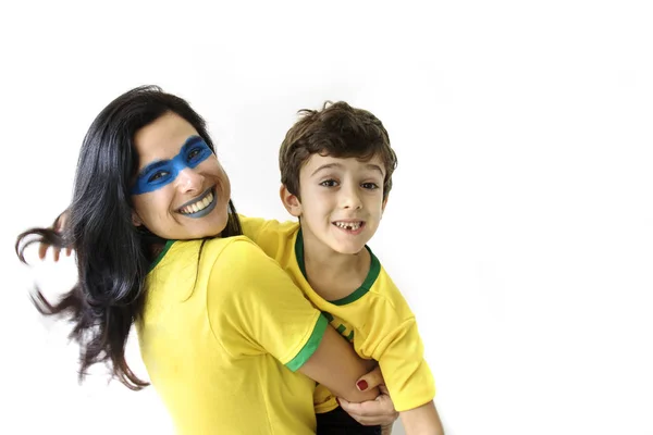ブラジルの母と息子のサッカーファンは 白い背景にポーズ — ストック写真