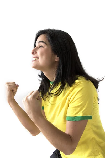 beyaz arka plan üzerinde poz kadın brezilya futbol fan