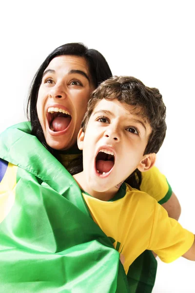 Brasiliana Madre Figlio Tifosi Calcio Posa Sfondo Bianco — Foto Stock