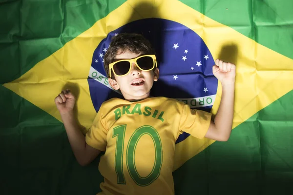 Bovenaanzicht Van Kid Football Fan Brazilië Vlag Achtergrond — Stockfoto