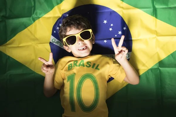 Bovenaanzicht Van Kid Football Fan Brazilië Vlag Achtergrond — Stockfoto