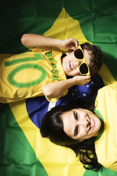 Visão Aérea Dos Fãs Futebol Mãe Filho Fundo Bandeira Brasil — Fotografia de Stock