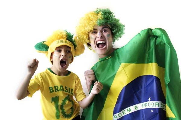 Brasil Madre Hijo Aficionados Fútbol Posando Sobre Fondo Blanco — Foto de Stock