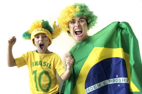 ブラジルの母と息子のサッカーファンは 白い背景にポーズ — ストック写真