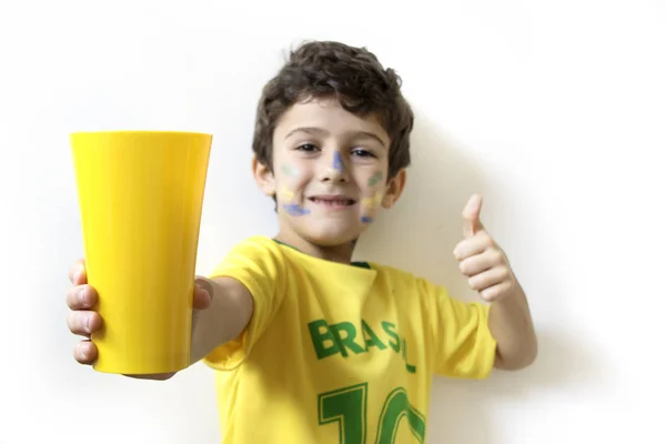 Emotionele Kid Voetbal Fan Poseren Witte Achtergrond — Stockfoto