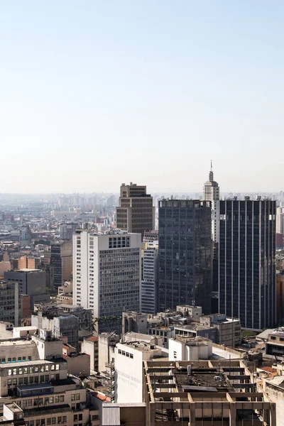 Sao Paulo, Brezilya. Güzel güneşli bir gün ve mavi gökyüzü ile Paulista Avenue çevresindeki binaların görünümü.