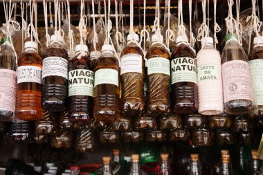 satmak için şişe asılı yakın 