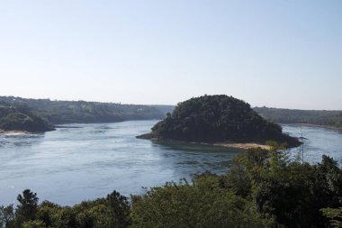 yeşil tepeler ve suyun doğal manzarası