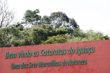 amblem üzerinde çita ile Milli park tabela görünümü 