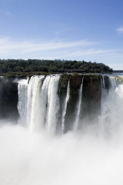 ブラジルの雄大な滝の風光明媚な眺め — ストック写真