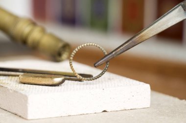 Farklı kuyumcular takı işyeri araçlarda. Kuyumcu takı içinde işte. Profesyonel araçları ile zanaat Kuyumculuk için masaüstü. Araçların görünümü kapatın