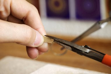 Farklı kuyumcular takı işyeri araçlarda. Kuyumcu takı içinde işte. Profesyonel araçları ile zanaat Kuyumculuk için masaüstü. Araçların görünümü kapatın