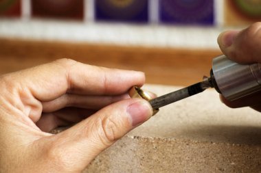 Farklı kuyumcular takı işyeri araçlarda. Kuyumcu takı içinde işte. Profesyonel araçları ile zanaat Kuyumculuk için masaüstü. Araçların görünümü kapatın