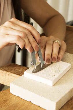 Farklı kuyumcular takı işyeri araçlarda. Kuyumcu takı içinde işte. Profesyonel araçları ile zanaat Kuyumculuk için masaüstü. Araçların görünümü kapatın